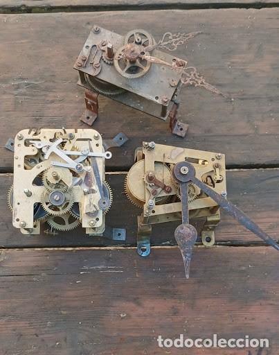 Herramientas de relojes: Lote de 3 Antiguas Maquinarias de Reloj de Pared / Sobremesa con Agujas (Despiece)