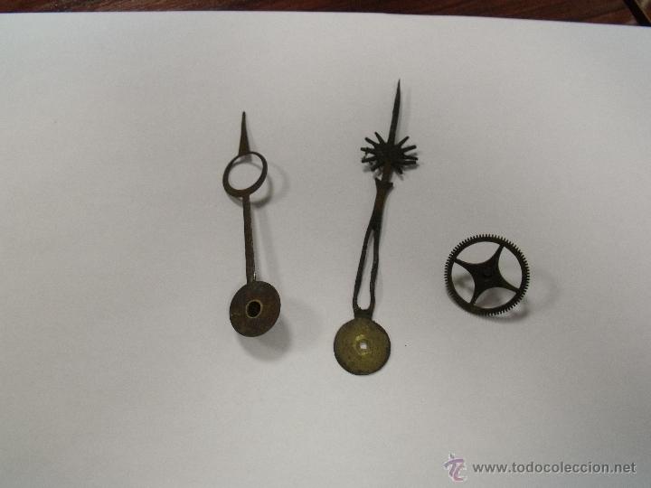 Ersatzteile f&uuml;r Uhren: 2 agujas antiguas y un engranaje lote 14