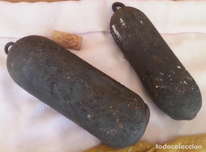 Recambios de relojes: Pesas centenarias de gran reloj. En hierro. 7,4 kg.