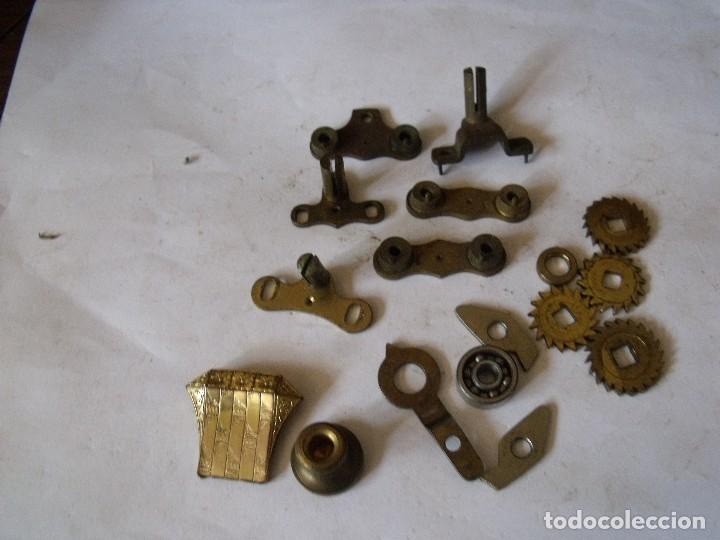 Pi&egrave;ces de rechange de montres et horloges: 16 piezas y soportes de escapes y suspension para maquinarias alfonsinas y reguladores- lote 128