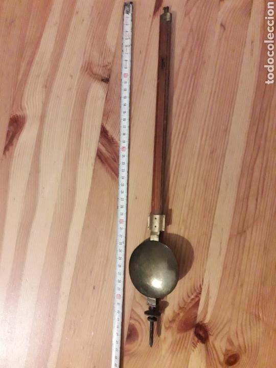 Recambios de relojes: Antiguo pendulo reloj madera y metal - Foto 1