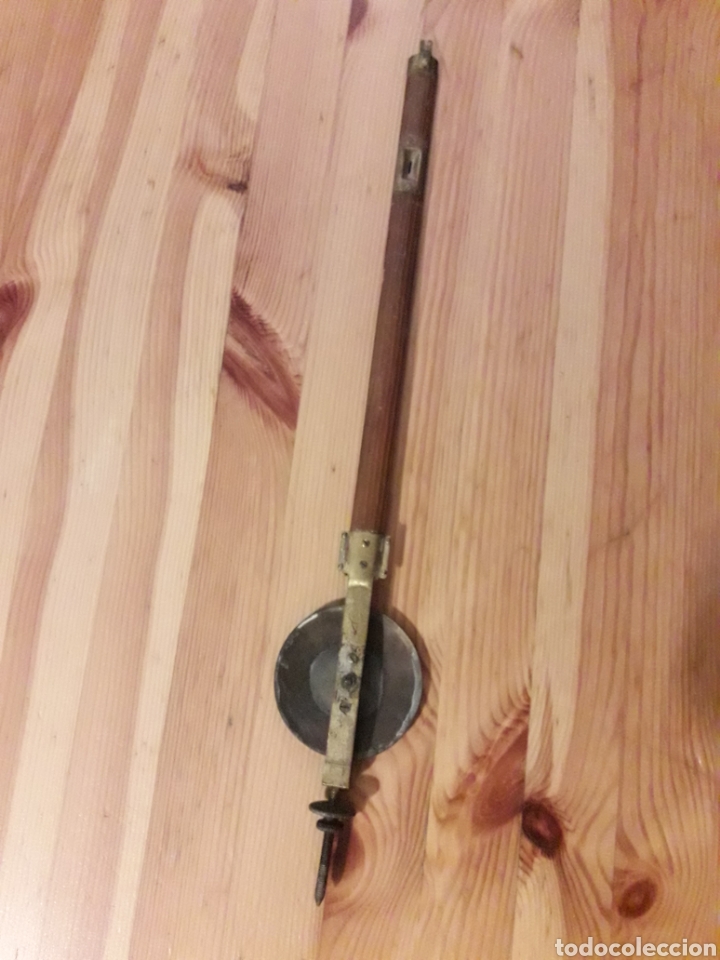 Recambios de relojes: Antiguo pendulo reloj madera y metal - Foto 2