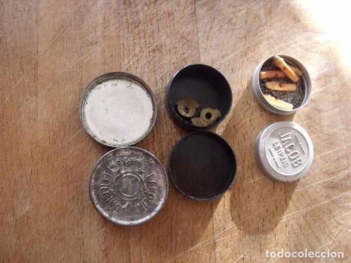 Pi&egrave;ces de rechange de montres et horloges: 3 CAJITA CON PIEZAS PARA MAQUINARIA ANTIGUA -LOTE 33