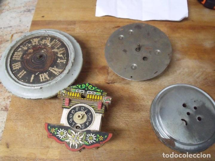 Ersatzteile f&uuml;r Uhren: 3 maquinarias antiguas - 2 selva negra y una tapa de despertador antiguo lote 232