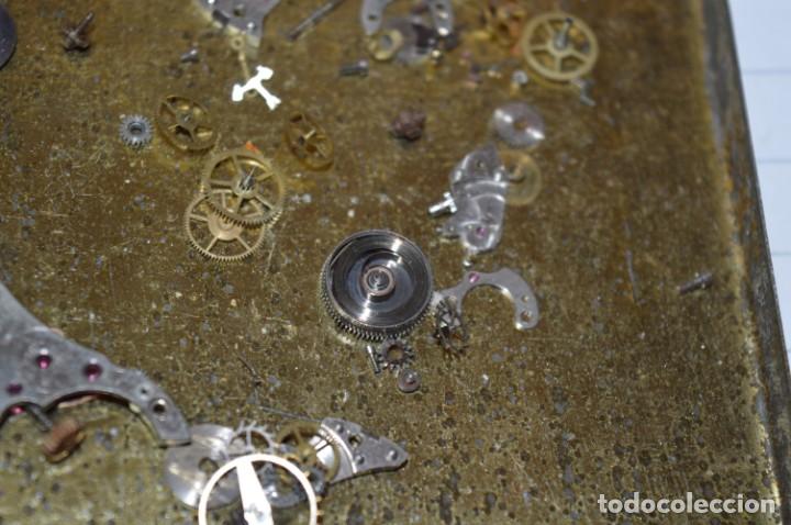 Recambios de relojes: ANTIGUO - VINTAGE - Caja con de piezas / accesorios - Desguace variados relojes - ¡Mira! Lote 06 - Foto 6 - 211474955