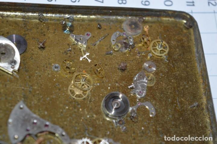 Recambios de relojes: ANTIGUO - VINTAGE - Caja con de piezas / accesorios - Desguace variados relojes - ¡Mira! Lote 06 - Foto 11 - 211474955