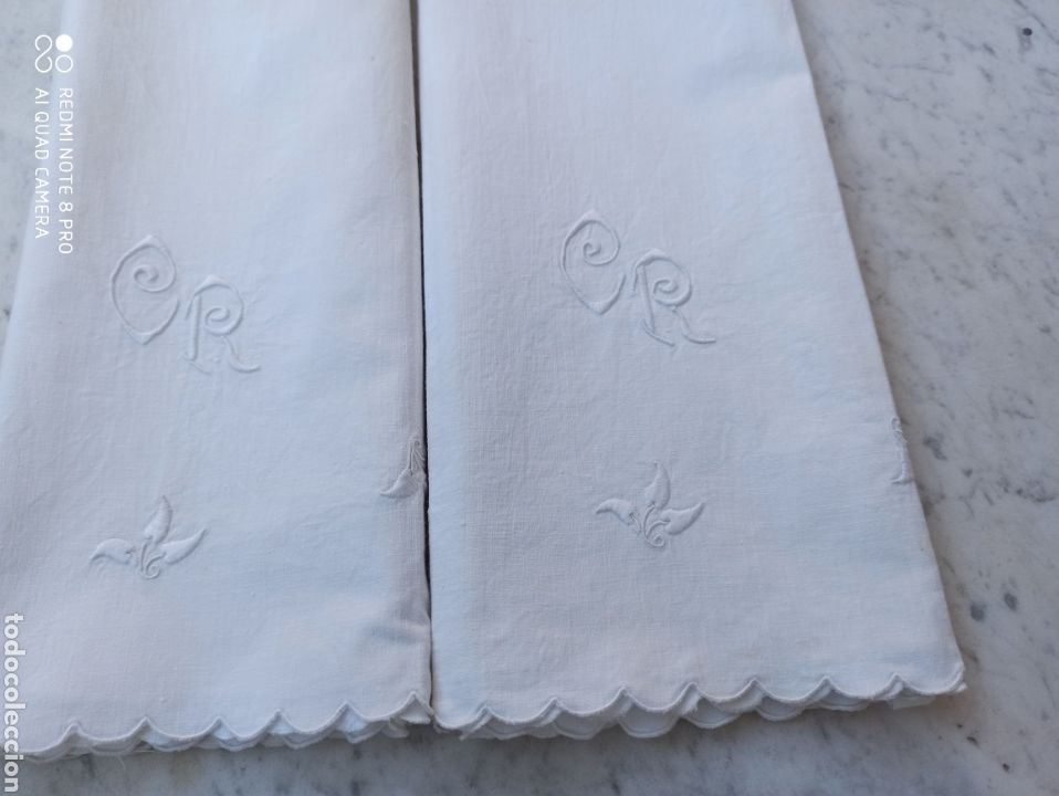 Pi&egrave;ces de rechange de montres et horloges: Dos almohadas muy antiguas, bordadas y sin estrenar