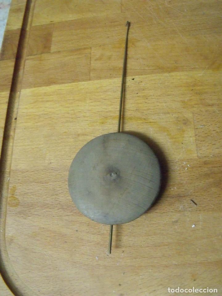 Pe&ccedil;as de reposi&ccedil;&atilde;o de rel&oacute;gios: antiguo pendulo para maquinaria RATERA-a&ntilde;o 1860- - lote n&ordm; 310- LENTEJA DE MADERA