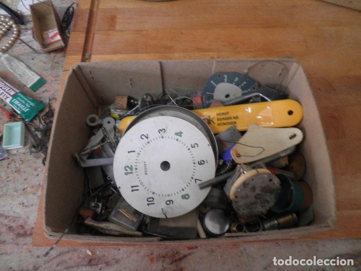 Pi&egrave;ces de rechange de montres et horloges: gran lote de 930 gr de piezas para reparacion despertadores antiguos- lote 326