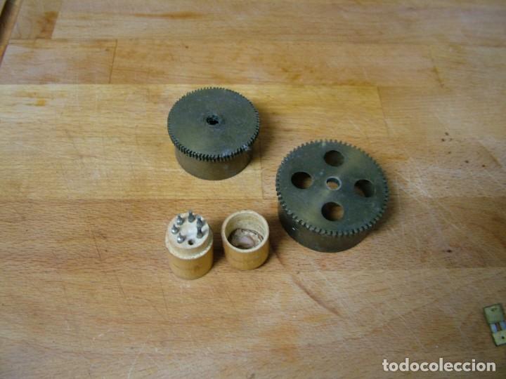 Pi&egrave;ces de rechange de montres et horloges: 2 barriletes o cubos con muelle reAL y herramientas relojeria- LOTE 326