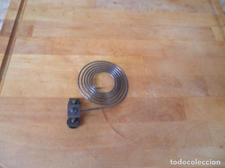 Ersatzteile f&uuml;r Uhren: gong con soporte de tornilleria en hierro forjado- lote 326