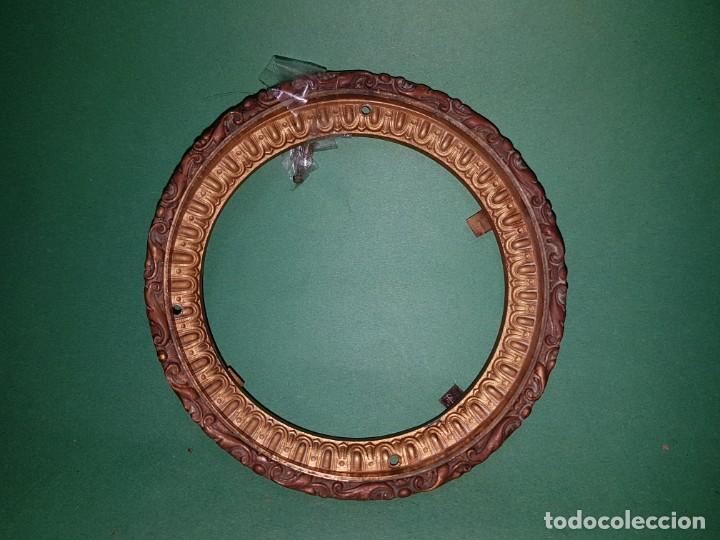 Recambios de relojes: ANTIGUA ORLA EN LATON RELIEVE DORADO SG.XIX. GRANDE RECAMBIO DE RELOJ