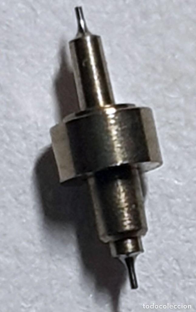 Ersatzteile f&uuml;r Uhren: EJE VOLANTE DE RELOJ AMIDA 13 &Oslash; - CALIBRE 162, 163 &agrave; doigt - IMAGEN REAL AMPLIADA - BALANCE STAFF