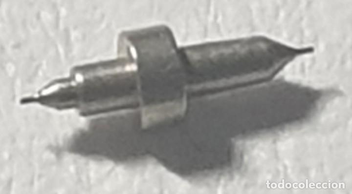 Recambios de relojes: EJE DE VOLANTE RELOJ EBOSA 8,75 &Oslash; - CALIBRE 84 &agrave; plat. - IMAGEN REAL AMPLIADA - X