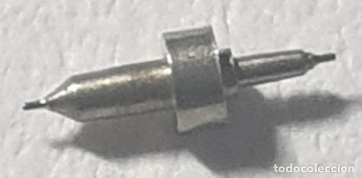 Pi&egrave;ces de rechange de montres et horloges: EJE DE VOLANTE RELOJ EBOSA 10,5 &Oslash; - CALIBRE 119. - IMAGEN REAL AMPLIADA - X