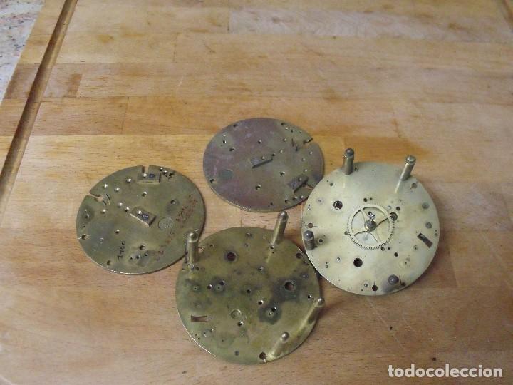Ersatzteile f&uuml;r Uhren: 4 PLETINAS CON PIEZAS DE MAQUINARIA PARIS RELOJ SOBREMESA- LOTE 345