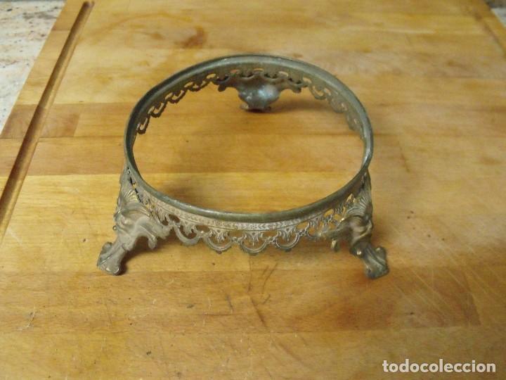 Ersatzteile f&uuml;r Uhren: SOPORTE DE 3 PATAS EN LATON-FIGURAS EN LAS PATAS-LOTE 355