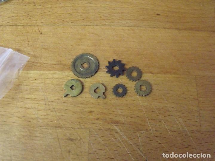 Recambios de relojes: 7 trinquetes para retener los barriletes de muelle real- lote 374-8