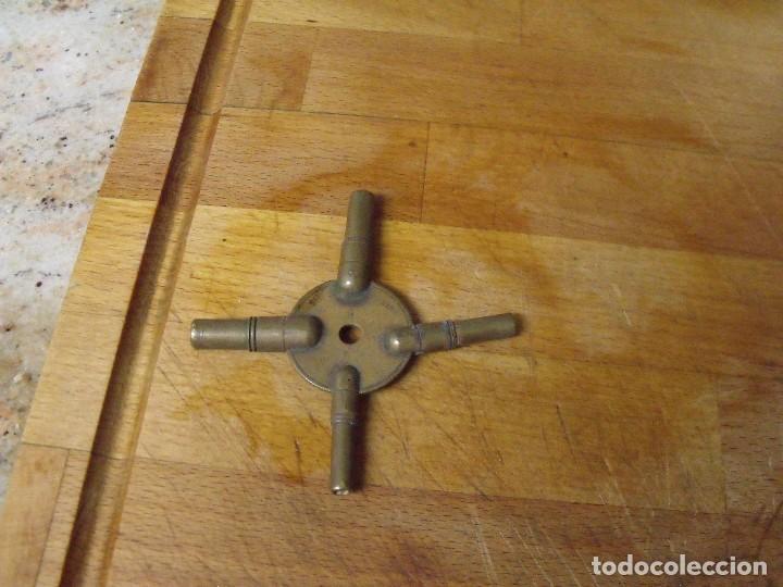 Ersatzteile f&uuml;r Uhren: antigua LLAVE MULTIPLE PARA RELOJES PARED-LOTE 401