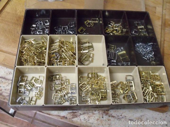 Pe&ccedil;as de reposi&ccedil;&atilde;o de rel&oacute;gios: GRAN LOTE DE 243 HEBILLAS DORADAS Y PLATEADAS PARA RELOJES PULSERA -LOTE 414