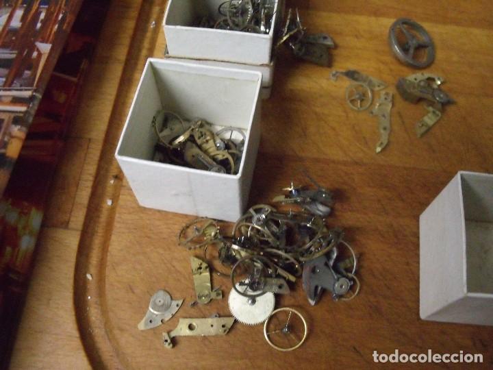 Ersatzteile f&uuml;r Uhren: 2 CAJITAS CON PIEZAS PARA REPARACI&Oacute;N RELOJES ANTIGUOS -LOTE 418