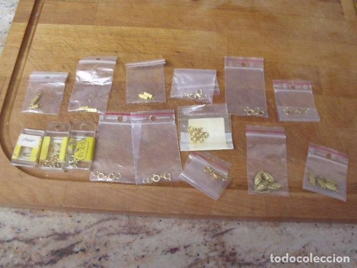 Pe&ccedil;as de reposi&ccedil;&atilde;o de rel&oacute;gios: 15 BOLSITAS CON TERMINALES Y ENGANCHES DORADOS DE JOYERIA PARA CADENAS-LOTE 435