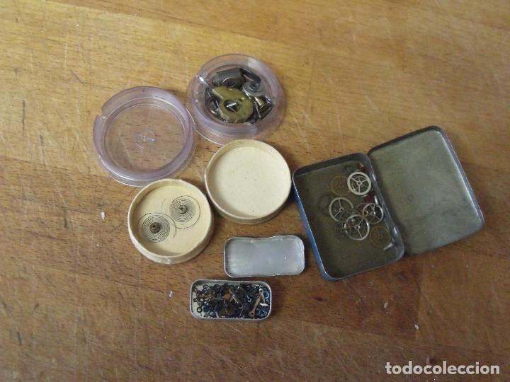 Pi&egrave;ces de rechange de montres et horloges: 4 cajas con piezas reparacion relojes antiguos-lote 437