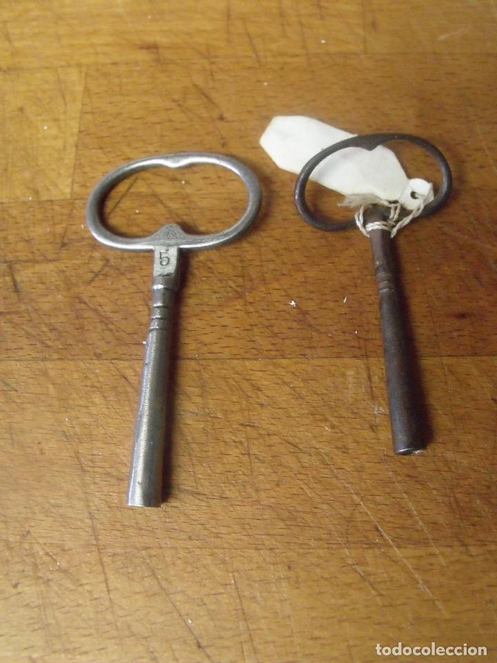 Pe&ccedil;as de reposi&ccedil;&atilde;o de rel&oacute;gios: 2 antiguas llaves de forja n&ordm; 5 - RELOJ DE SOBREMESA- LOTE 433