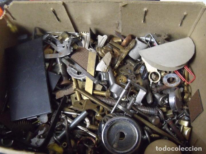 Ersatzteile f&uuml;r Uhren: gran lote de tornilleria , tuercas peque&ntilde;as relojes antiguos lote 465