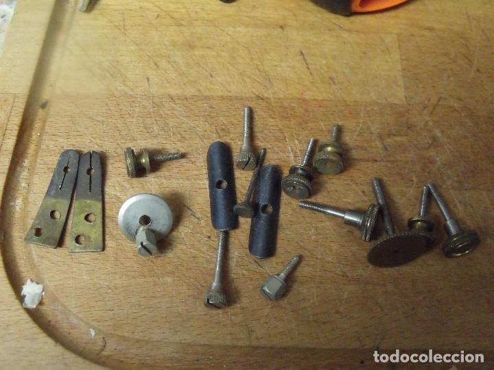 Pi&egrave;ces de rechange de montres et horloges: 2 separadores y tornillos separadores y para sujetar maquinarias alfonsinas en el bastidor-lote 465