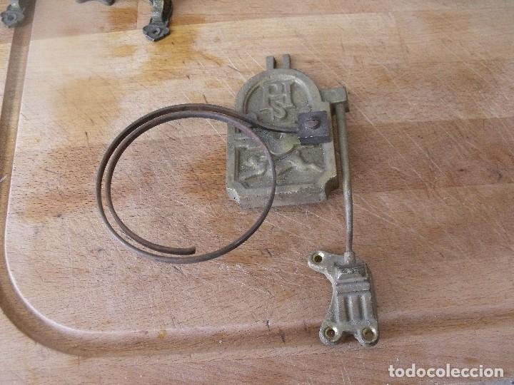 Pe&ccedil;as de reposi&ccedil;&atilde;o de rel&oacute;gios: ANTIGUO SOPORTE CON GONG PARA RELOJ DE PARED FHS- LOTE 470