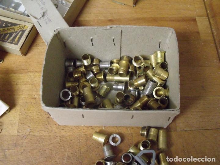 Ricambi di orologi: GRAN LOTE DE 110 EMBOCADURAS CON ROSCA PARA SUJETAR MAQUINARIAS DE RELOJ-LOTE 495