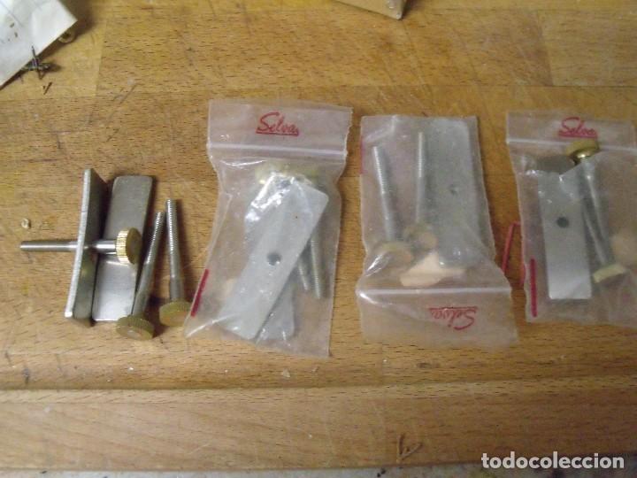 Ersatzteile f&uuml;r Uhren: 4 JUEGOS DE TORNILLOS Y CHAPAS PARA SUJETAR MAQUINARIAS-LOTE 495