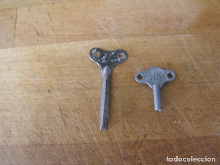 Ersatzteile f&uuml;r Uhren: 2 llaves peque&ntilde;as del 7 y del 5 aproximadamente-lote 493