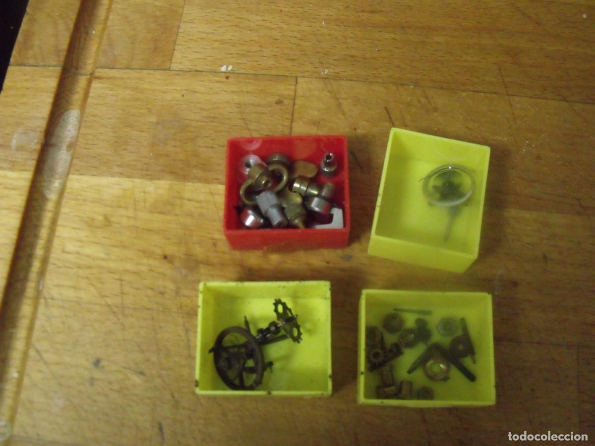 Recambios de relojes: 4 cajitas piezas despertador antiguo-lote 553