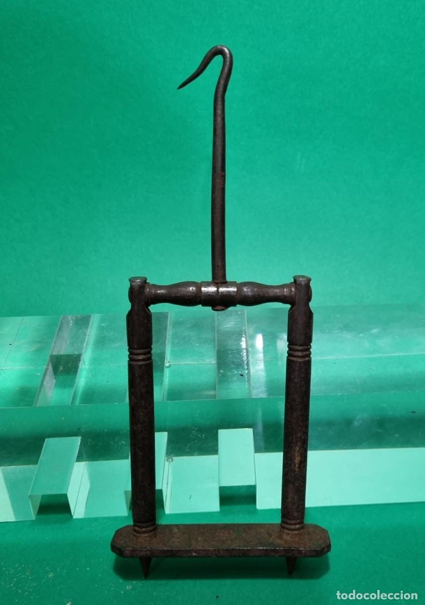 Recambios de relojes: CURIOSO Y ANTIGUO PENDULO EN HIERRO FORJADO SG.XVIII