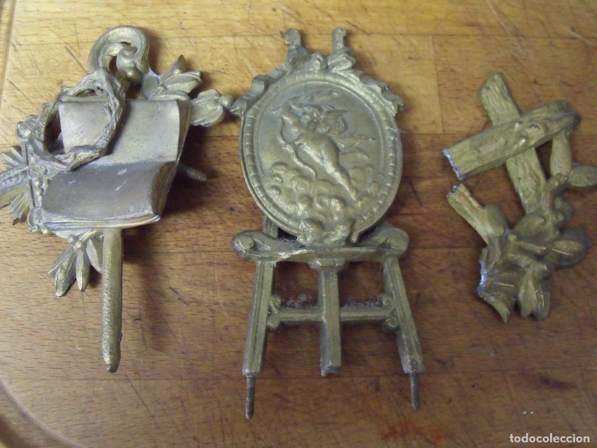 Pe&ccedil;as de reposi&ccedil;&atilde;o de rel&oacute;gios: 3 adornos en metal para relojes maquinaria paris de sobremesa-lote 569
