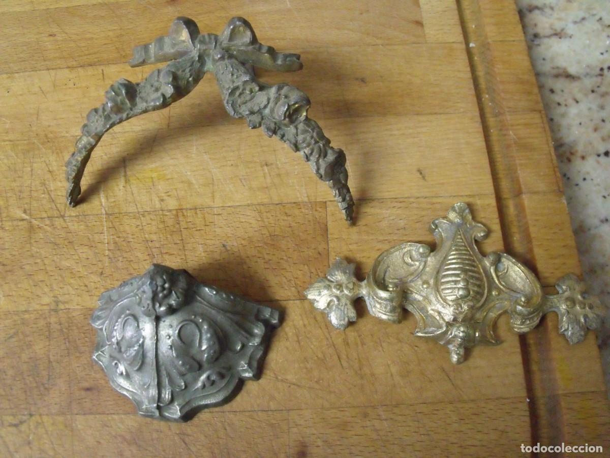 Pe&ccedil;as de reposi&ccedil;&atilde;o de rel&oacute;gios: 3 adornos en metal para relojes maquinaria paris de sobremesa-lote 569