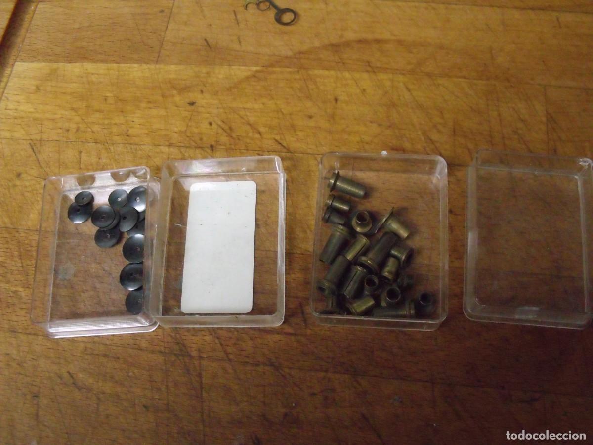 Ersatzteile f&uuml;r Uhren: 2 cajas de arandelas y embocaduras de agujas-lote 570
