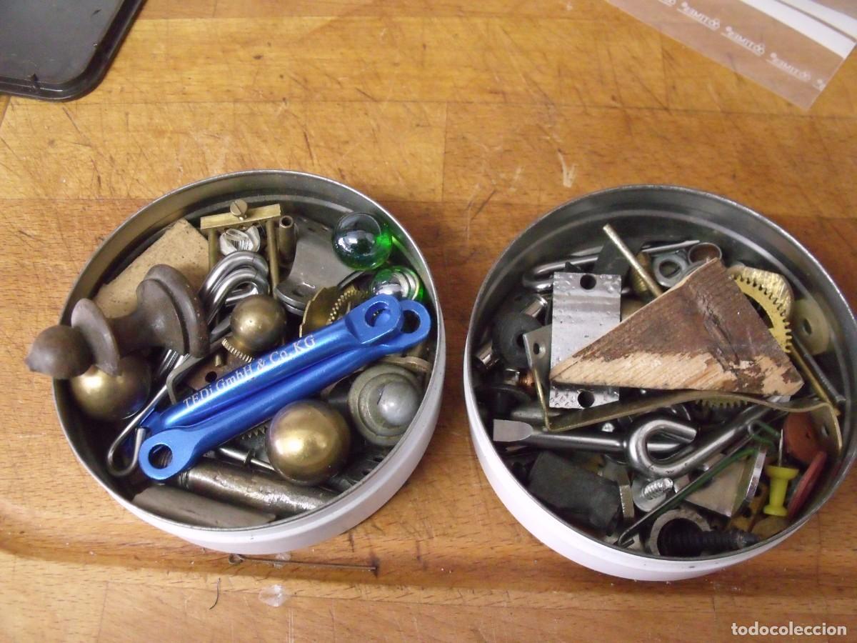 Pe&ccedil;as de reposi&ccedil;&atilde;o de rel&oacute;gios: 2 latas con piezas para reparacion de relojes de pared-lote 572