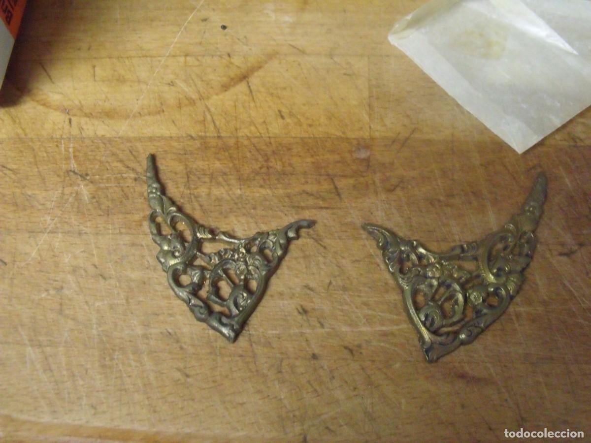 Ersatzteile f&uuml;r Uhren: 2 ESQUINEROS DE LATON PARA MUEBLE DE RELOJ O MUEBLE ANTIGUO LOTE 601