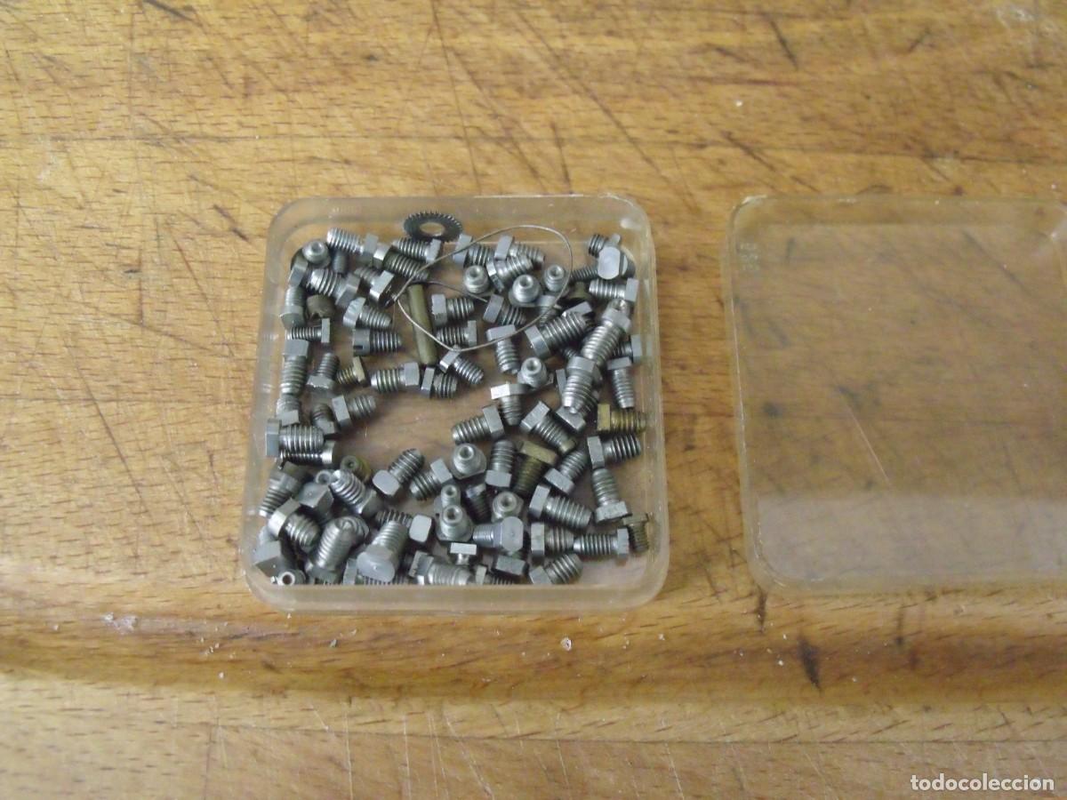Pi&egrave;ces de rechange de montres et horloges: CAJA CON FORNITURAS DE RELOJERIA ANTIGUA -LOTE 602