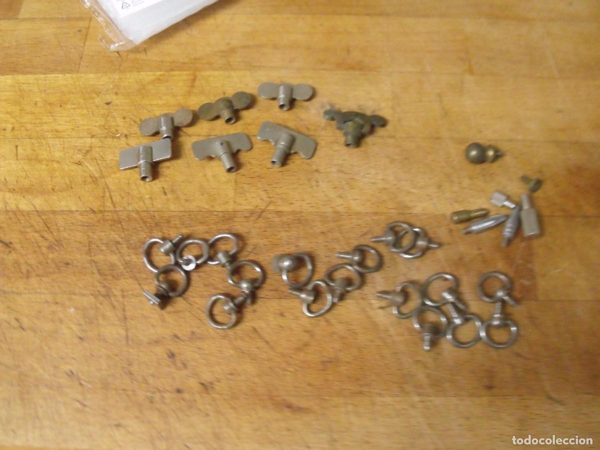 Pi&egrave;ces de rechange de montres et horloges: 33 llaves patas y botones despertador antiguo-lote 603