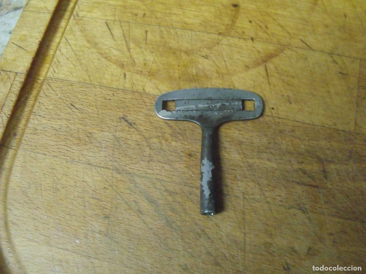Pi&egrave;ces de rechange de montres et horloges: ANTIGUA LLAVE DEL N&ordm; 8 VALIDA PARA MAQUINARIAS PARIS-LOTE 607