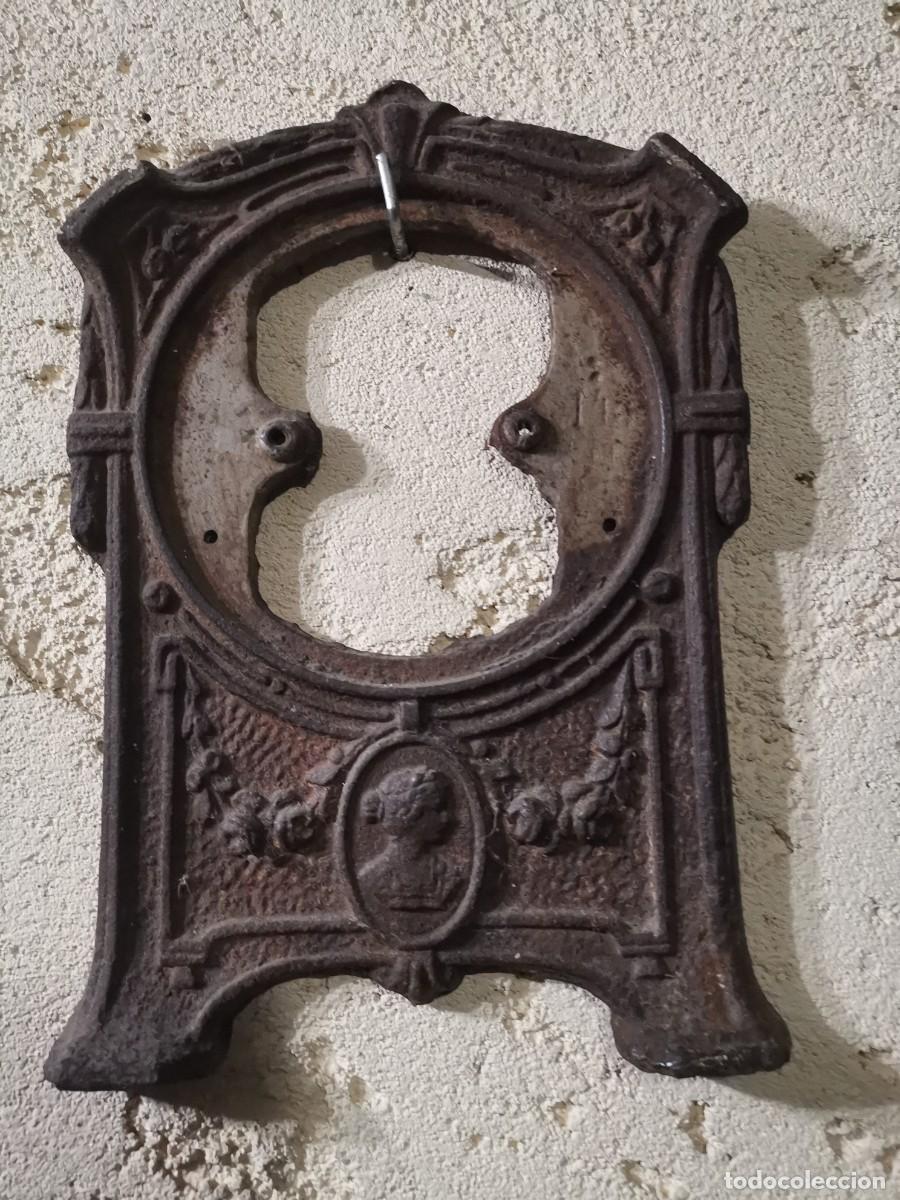 Recambios de relojes: Frente de antiguo reloj de hierro fundido. Siglo XIX.