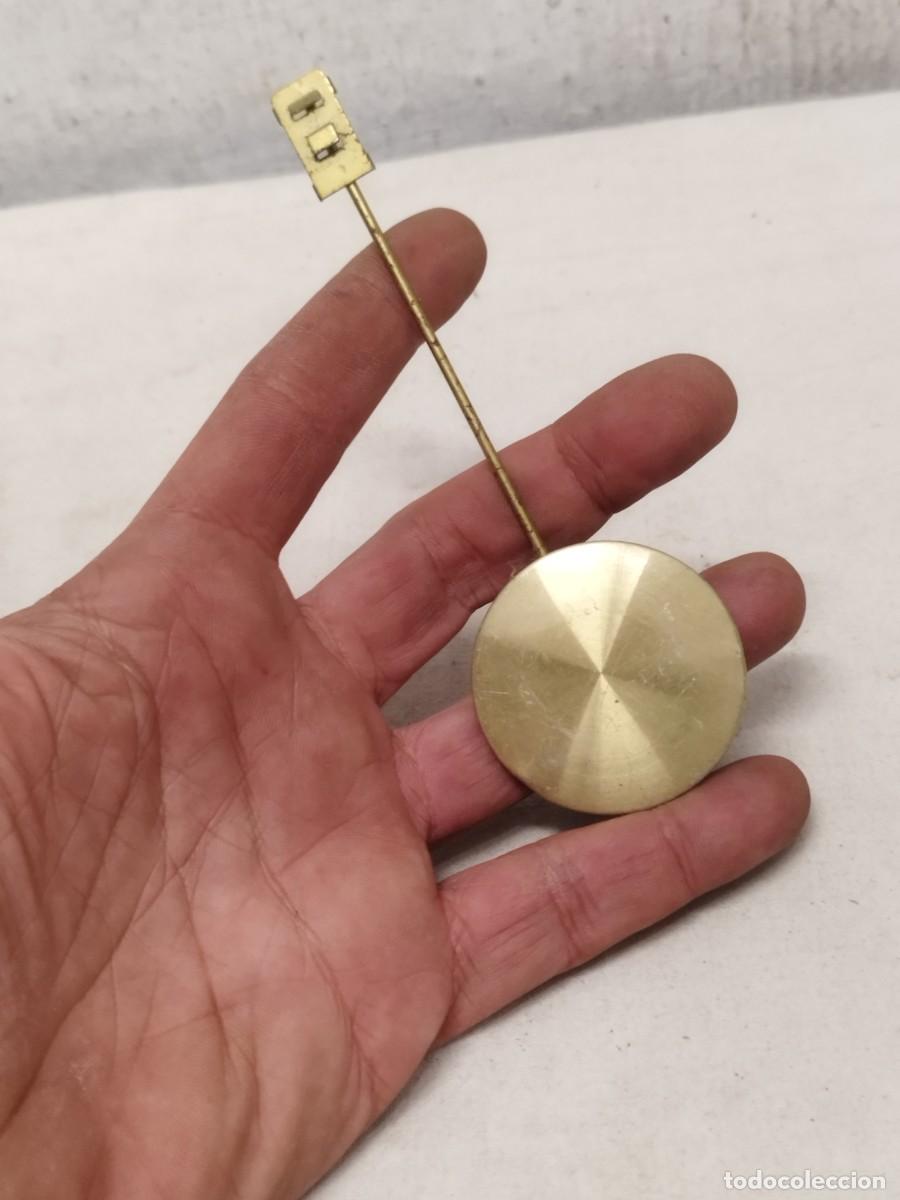Recambios de relojes: Antiguo peque&ntilde;o p&eacute;ndulo de reloj. - Foto 1