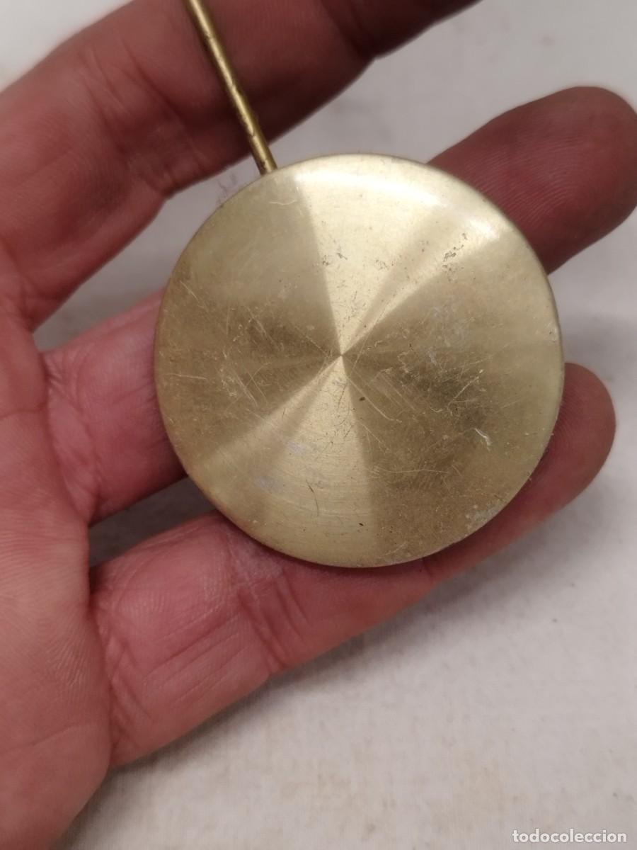Recambios de relojes: Antiguo peque&ntilde;o p&eacute;ndulo de reloj. - Foto 2