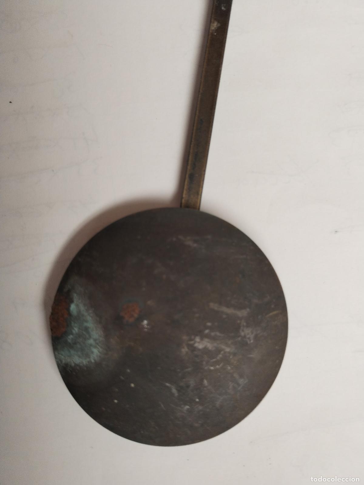 Recambios de relojes: pendulo antiguo de reloj de bronce - Foto 2