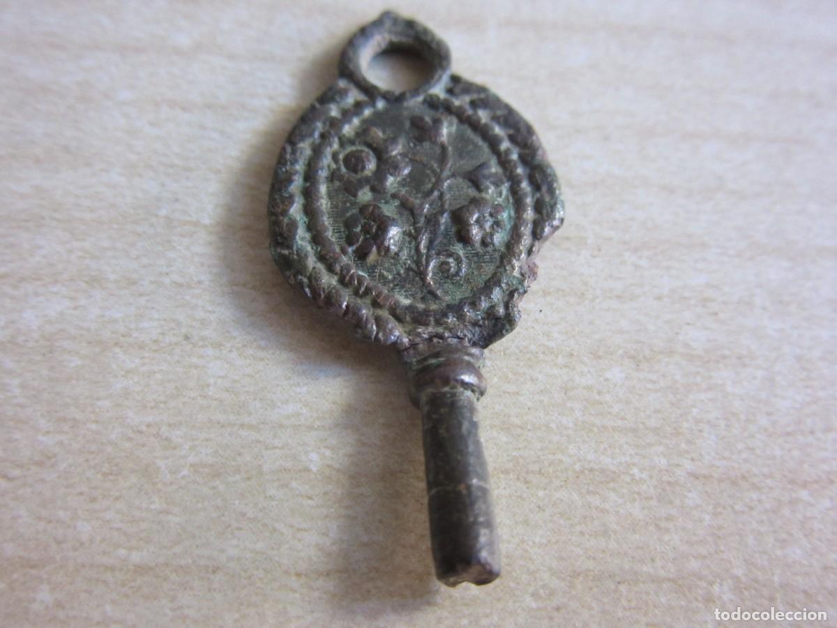 Recambios de relojes: Llave de reloj de bolsillo con decoraci&oacute;n flores Medidas 3 cm