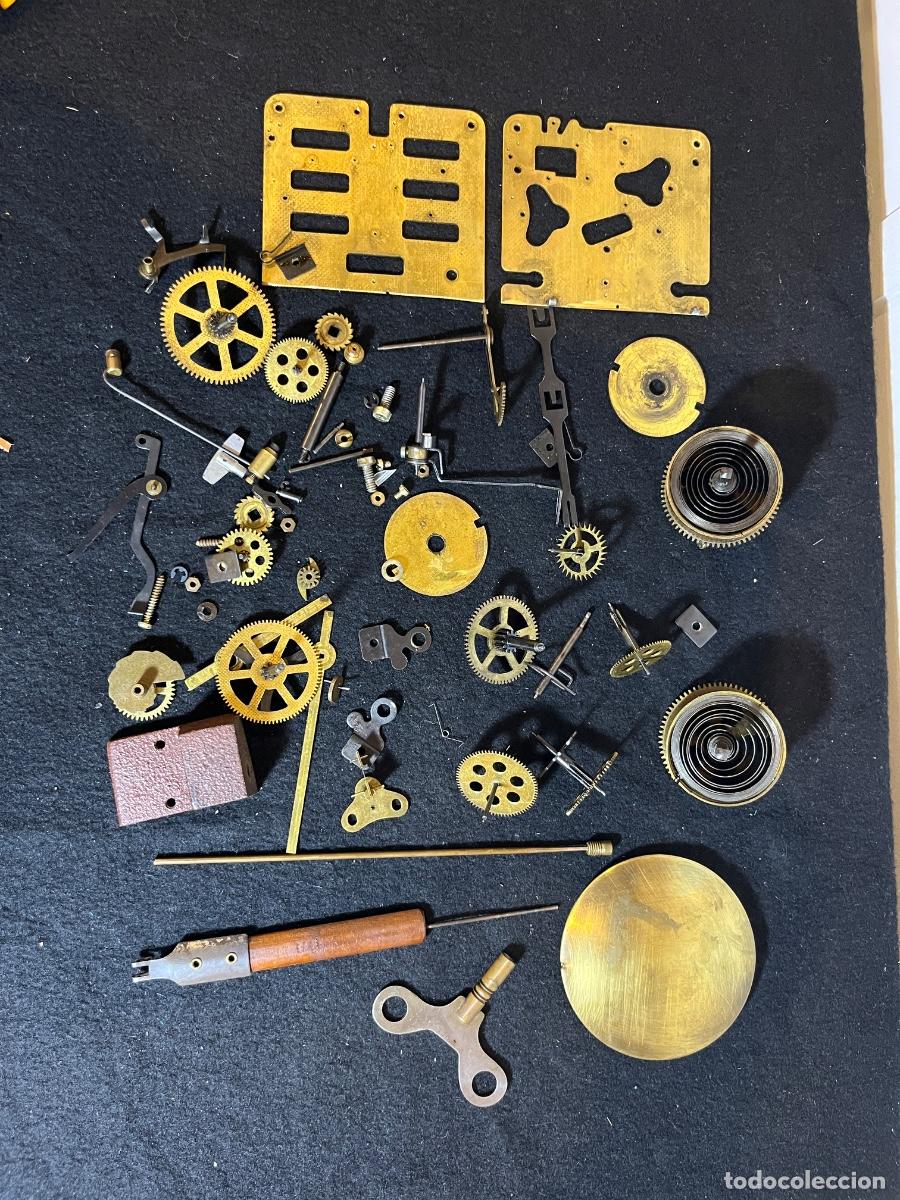 Recambios de relojes: Lote fornitura relojer&iacute;a antigua engranajes campana llave reloj pared sobremesa vintage
